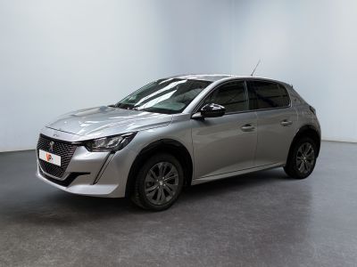 la photo d'une voiture argentée garée dans une pièce