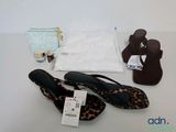 une paire de chaussures à imprimé léopard et un sac à main posés sur une table