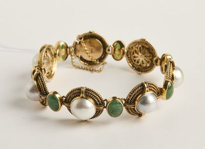 gros plan d'un bracelet sur une surface blanche