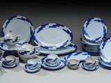 de nombreuses assiettes, tasses et soucoupes bleues et blanches