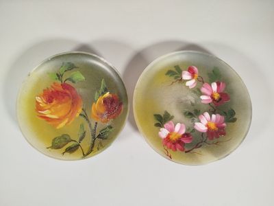 Réunion de deux assiettes en verre à décor polychrome de fle…