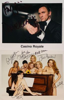 deux photos : l'une d'un homme tenant un pistolet, l'autre d'une femme tenant un piano