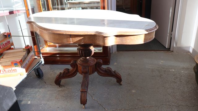 Table guéridon violonnée ouvrant à deux tiroirs, plateau marbre (...