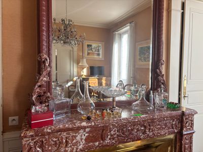 un miroir posé sur une table