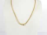 un collier à chaîne en or sur un mannequin mannequin mannequin mannequin mannequin mannequin mannequin mannequin mannequin mannequin