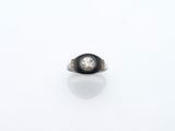 une image d'une bague en diamant sur fond blanc