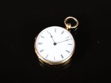 une montre de poche en or avec des chiffres romains sur le cadran