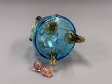 un vase en verre bleu orné de deux oiseaux