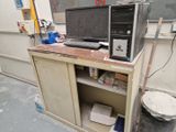 un ordinateur posé sur une armoire dans une pièce