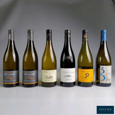 plusieurs bouteilles de vin sont alignées sur une table