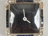 une image d'une horloge en gros plan sur une surface blanche