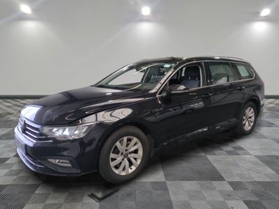 la volkswagen passat est garée sur un carrelage à carreaux