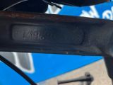 un gros plan sur le guidon d'un vélo, avec un panneau bleu en arrière-plan