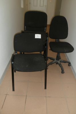 deux chaises de bureau noires placées l'une à côté de l'autre dans un couloir
