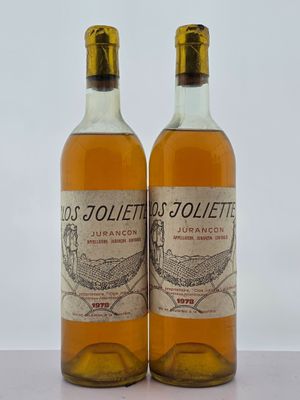 deux bouteilles de vin posées l'une à côté de l'autre sur une table