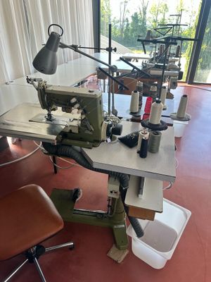 a machine that is sitting on a table in a room