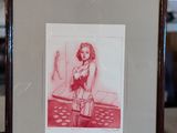la photo d'une femme en maillot de bain posée sur une table