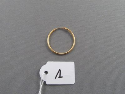 un gros plan d'une bague en or à laquelle est accrochée une étiquette de prix