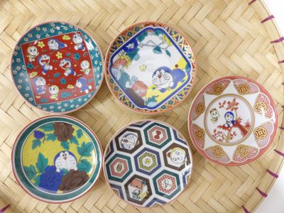 Plusieurs assiettes sont disposées sur un plateau en bambou
