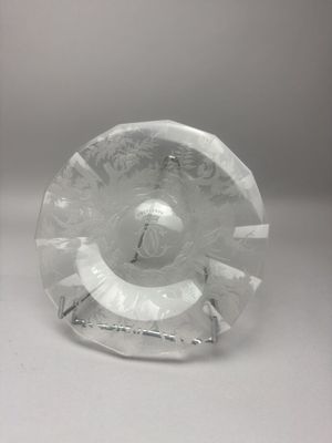 une paire de cendriers en verre transparent sur fond blanc