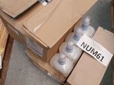 une caisse de bouteilles d'eau posée par terre à côté d'une caisse de cartons