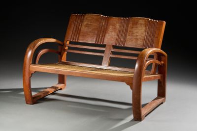 un banc en bois qui se trouve dans l'obscurité