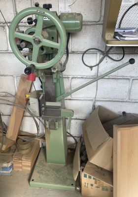 a machine that is sitting on a table in a room