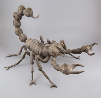 sculpture représentant un scorpion sur fond blanc