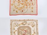 deux morceaux de tissu ornés de motifs sur un fond blanc