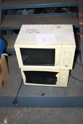 un micro-ondes posé sur les marches d'un immeuble