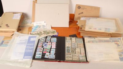 de nombreux types de timbres et d'enveloppes disposés sur une table