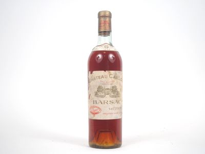une vieille bouteille de vin posée sur une surface blanche