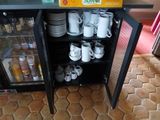 une armoire noire sur laquelle sont posées plusieurs tasses à café