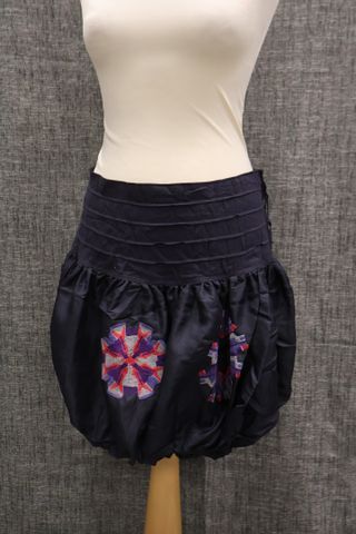 MARITHÉ + FRANCOIS GIRBAUD – Jupe bleu et broderie. Taille : 40