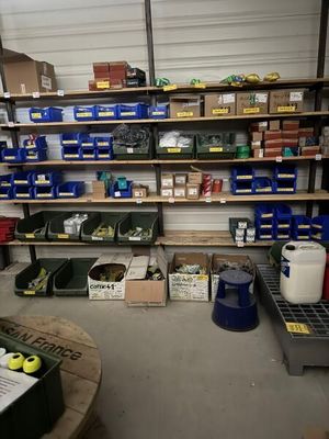 Stock de marchandises pour l'installation de réseau fibre et de bornes