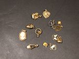 beaucoup de bijoux en or et en argent sur une table