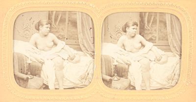 une vieille photo montrant deux femmes assises sur un canapé