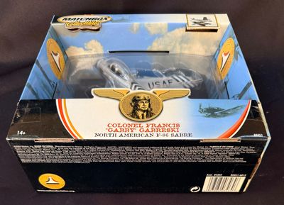 la boîte est ouverte pour montrer le contenu d'un avion miniature