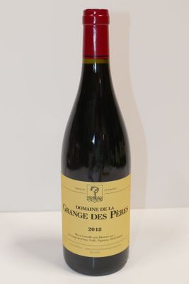 une bouteille de vin posée sur une table