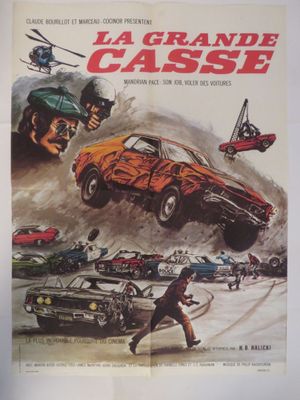 On voit l'affiche du film « La Grande Cassse »