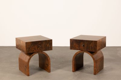 deux tabourets en bois posés sur un sol en béton