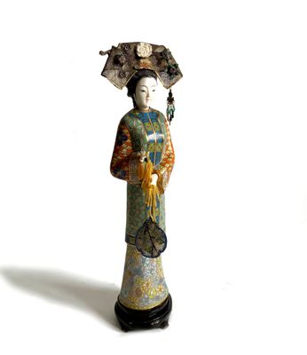 CHINE Statuette de femme tenant un éventail, le corps en mét…