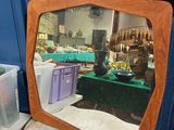 un miroir posé sur une table à côté d'une chaise