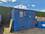 un conteneur bleu posé au milieu d'un parking