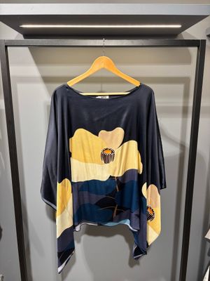 une chemise bleue et jaune suspendue à un cintre dans une armoire