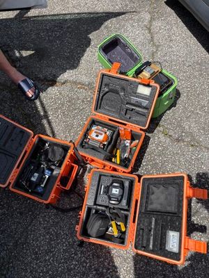 un homme qui se tient à côté d'un tas d'outils
