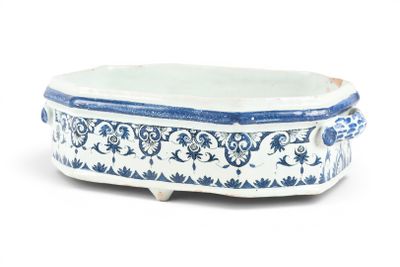 un bol bleu et blanc orné d'un motif floral