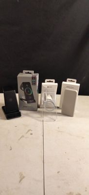 Plusieurs téléphones portables sont posés sur une table devant un fond noir.