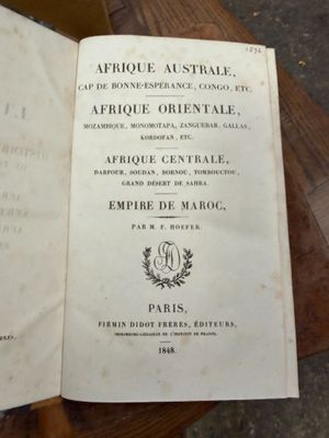 un livre ouvert posé sur une table en bois