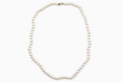 un collier de perles blanches avec un fermoir en argent sur fond blanc